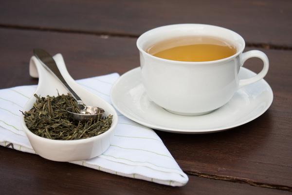 Dry Camellia sinensis leaves and tea